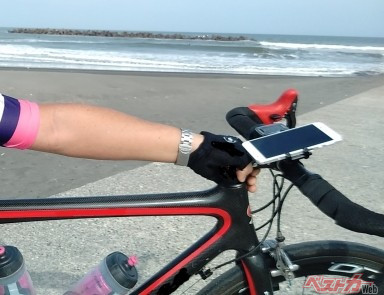 スマホスタンドの使用は問題ないが、運転中に操作したり凝視すると違反で取り締まられる可能性もある