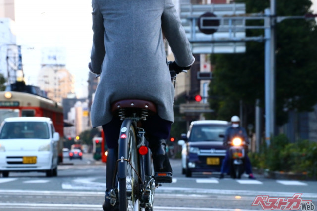 そんなバカな!!　横断歩道は自転車に乗ったままで通行できない!?