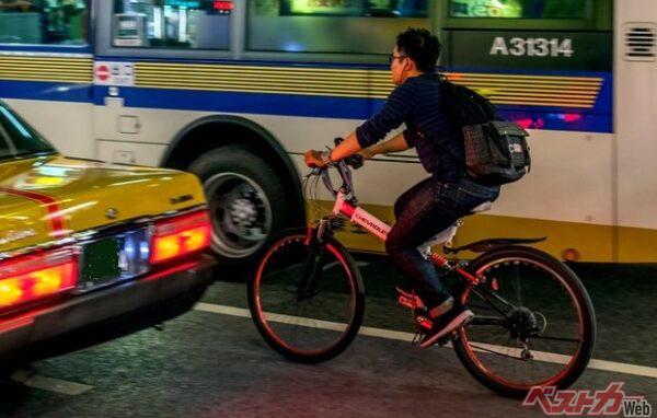 このケースをよく目にするが、自転車で車道の最も左側車線を走っていないので違反となる