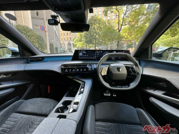 美しく弧を描く21インチのパノラミックカーブドディスプレイと特徴的なコンパクトステアリングを組み合わせたプジョーパノラミックアイコックピット