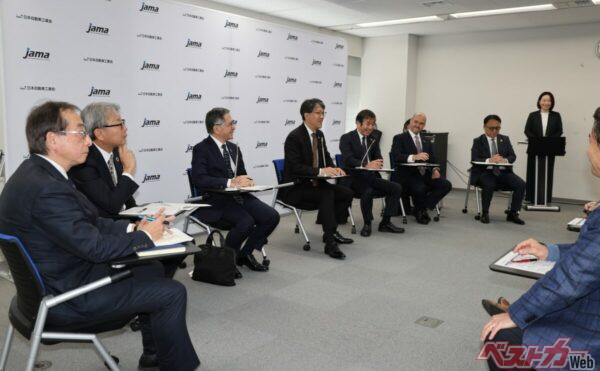 2026年1月22日、日本自動車工業会では「新７つの課題」に挑む新体制方針に関する説明会が開催された。中央がトヨタの佐藤恒治・新会長