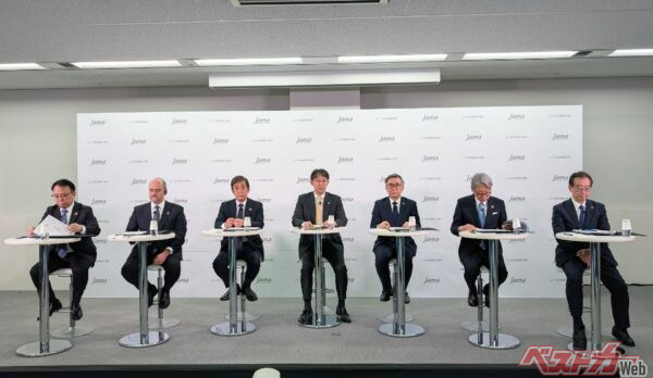 ずらり並んだ日本におけるモビリティ産業のトップ陣。左から、設楽元文副会長（ヤマハ）、イヴァン・エスピノーサ副会長（日産）、片山正則副会長（いすゞ）、佐藤恒治会長（トヨタ）、鈴木俊宏副会長（スズキ）、三部敏宏副会長（ホンダ）、松永明副会長（自工会）