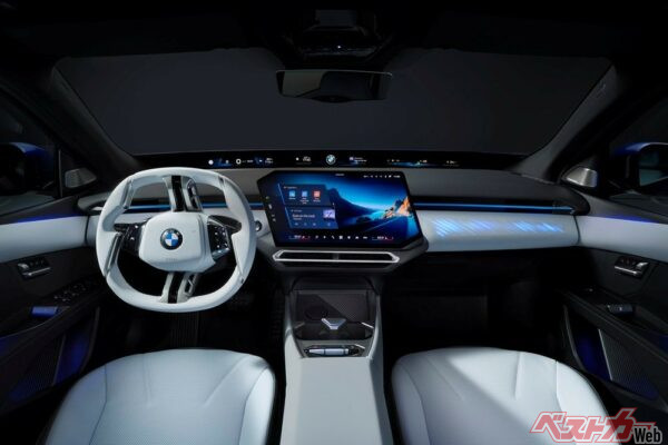 ステアリング形状も独創的なデザインだ。横幅43.3インチのパノラミックアイドライブ、17.9インチの平行四辺形タッチ式インフォティメントシステムが特徴