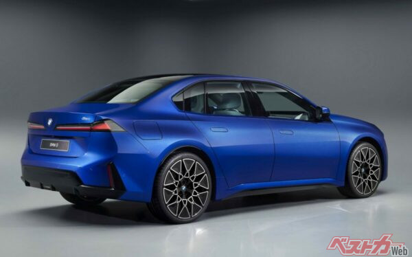 伝統を受け継ぎつつ、新しさを感じさせる美しいプロポーション。バンパーやフェンダーなどは肉感的でカッコいい