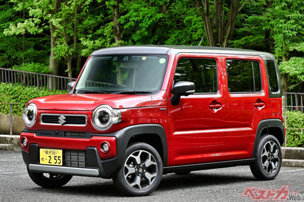 コンパクト〜ミッドサイズSUVからの乗り換えなら、クロスオーバー的な使い方ができるスズキ ハスラー（写真）やダイハツ タフトがオススメ。特にハスラーは後席を前倒させると低くフラットな荷室となり、積載性にも優れる