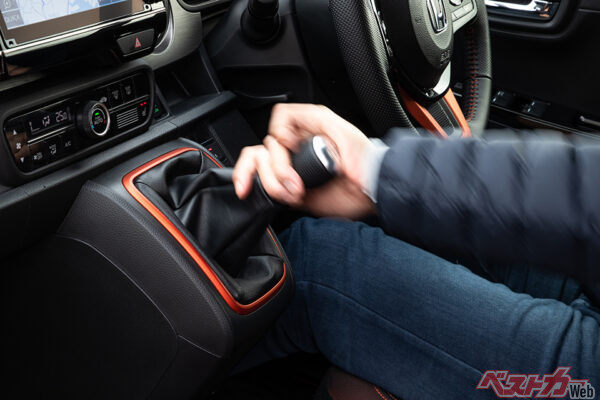 アンダーパワーのフツーのMT車はガチャガチャとシフト操作するシーンが多く、それがまた楽しい！