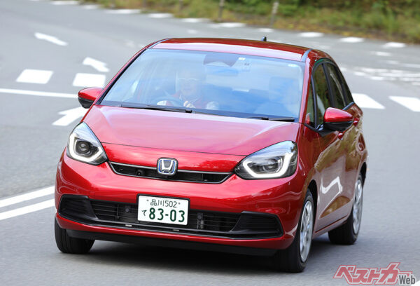 外見はコンパクト、乗ると見た目以上の広さを感じる「空間の錬金術師」ホンダ フィット