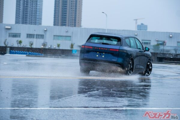 NX8はポルシェ911ばりなRRなのだが、その走りは「ニッサン」をビンビンに感じるぞ