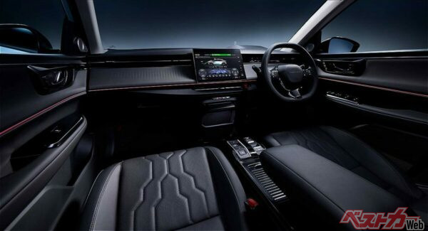 シンプルだが高級感のあるインテリア。シートは座面部分が本革で側面は合皮となる