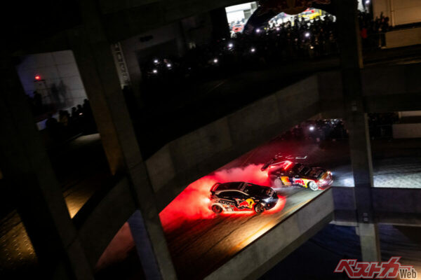 物流倉庫のスロープを駆け上がるマッド・マイク・ウィデット選手のRX-7と箕輪大地選手のGRカローラ(Jason Halayko / Red Bull Content Pool)