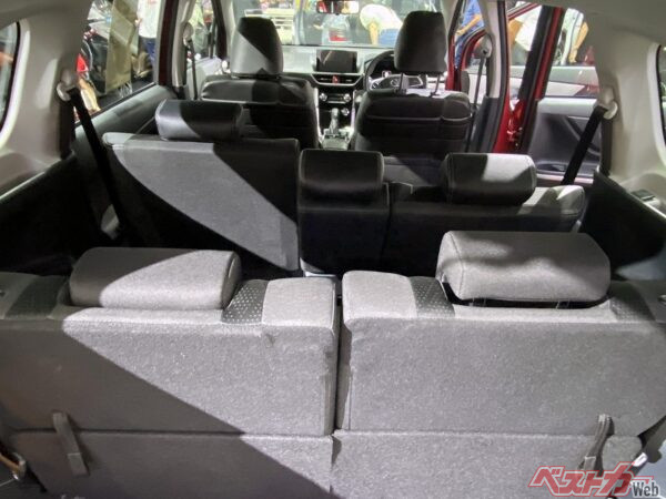 シートは2–3–2のレイアウト。3列目に座ってみたが足元はかなり狭い。なお3列目シートはフロア下へ畳み込むことが可能だ