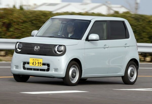 1030kgという軽量車体で作られているN-ONE e:は、ハンドリングの軽快さが好印象