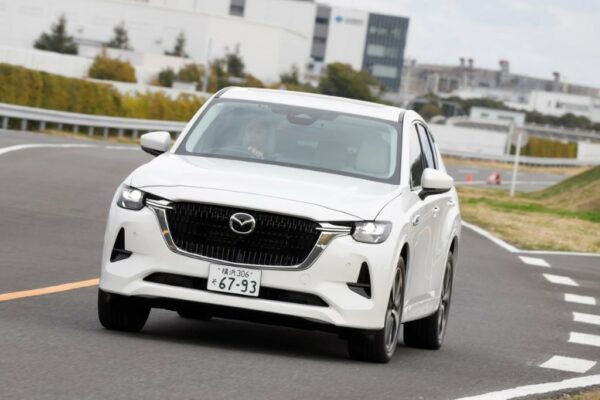 車重2120kgのCX60 PHEV。そのぶんハンドリングのシーンでは動きに重さを感じてしまった