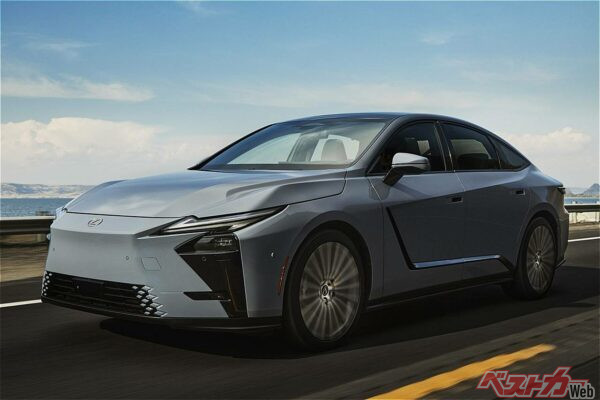 新型レクサスES。今までにない未来的な造形だ