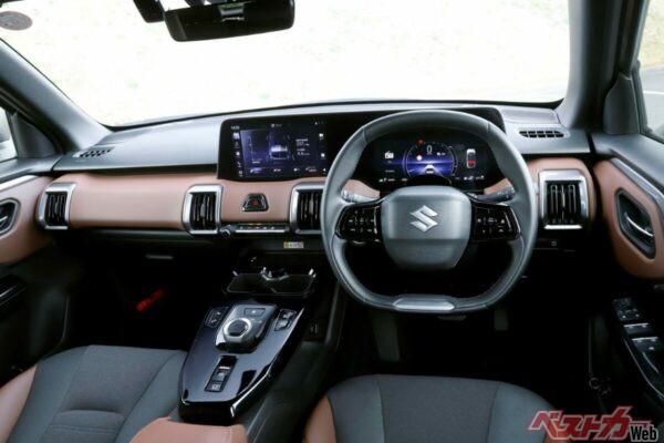 eビターラ。視認性の高いメーターディスプレイが備わる運転席。前方視界もよい