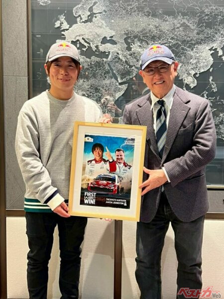 モリゾウさんに勝利報告をする勝田貴元選手