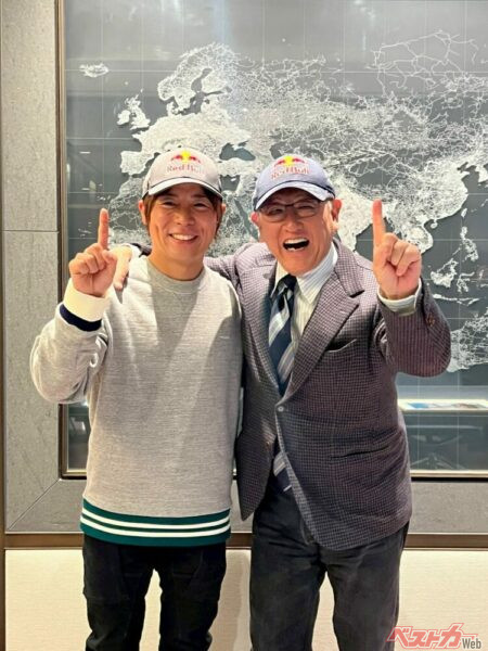 2人でナンバーワン・ポーズ。サインが書かれたキャップはオークションに出さず大事にするそう