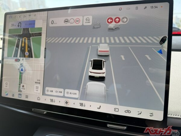 Uターンや高速道路への誘導路などのシチュエーションを体感。モニターには道路状況などが映し出されている