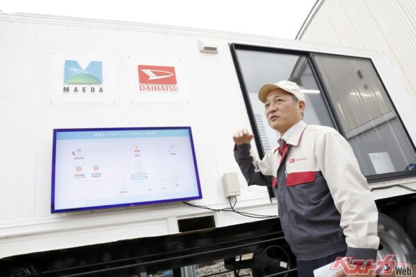 マイクログリッドシステムが収納されたコンテナにはダイハツと前田建設のロゴが掲げられている