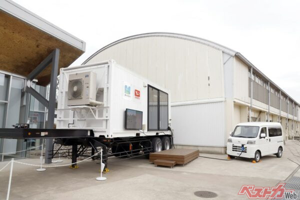 実証実験場はじつは廃校！　写真奥の施設からは体育館だった痕跡が窺える