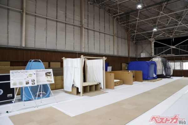 元小学校という場は、あらゆる状況を想定した実験を可能にする。写真は体育館を利用することで災害時の避難所を再現