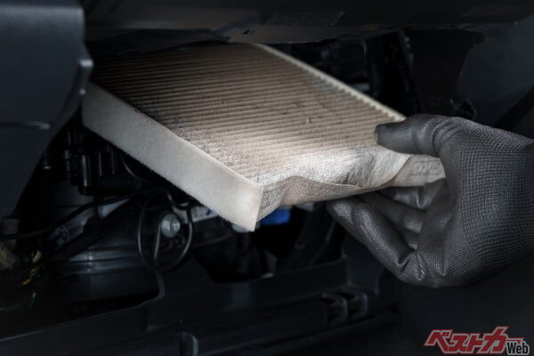 エアコンフィルターは車外から取り込んだ空気をろ過するパーツ。花粉やホコリを捕集する役割を担っている(PHOTO:Adobe Stock_bank_jay)