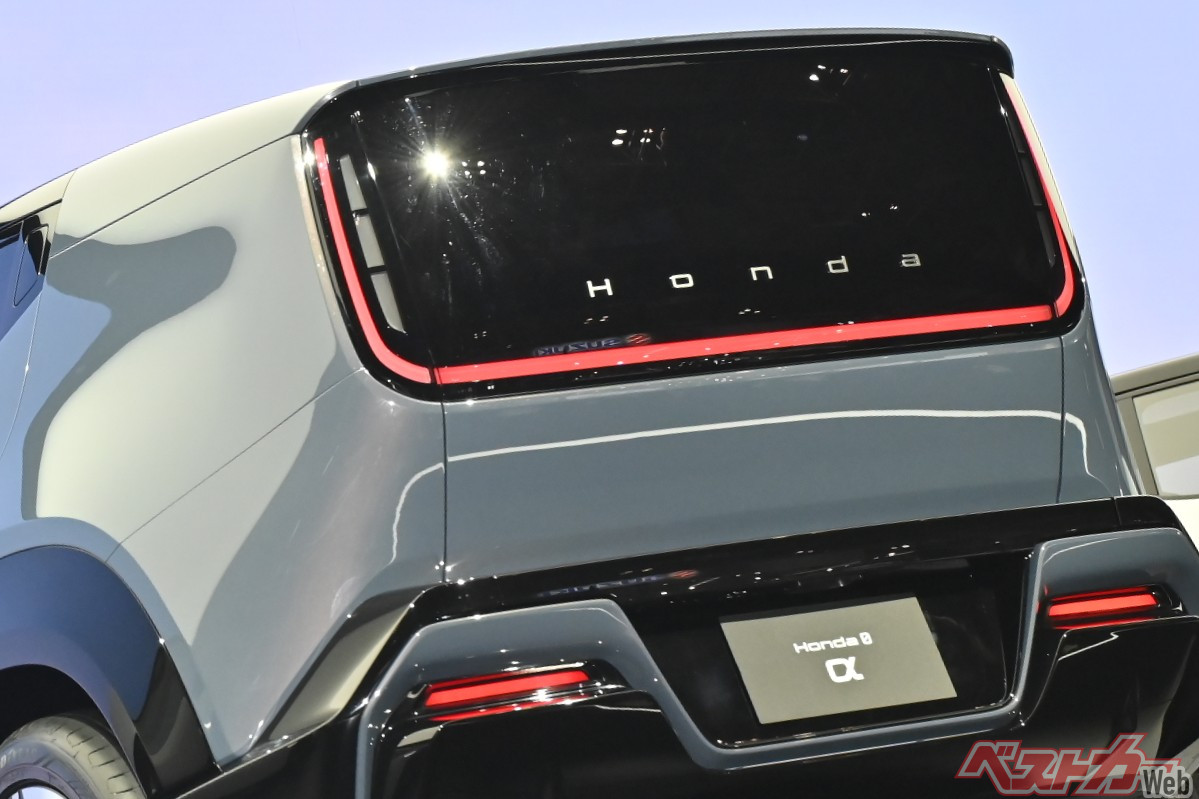 What is a Car Update? Best Car Writers vs. ChatGPT in Explaining "SDV"!