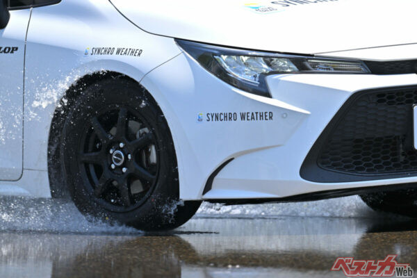 ダンロップのテストコースでベストカー本誌が取材した際の写真。ウェット旋回路での高い排水性と安定したグリップを確認した