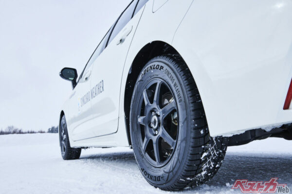 旭川市のダンロップテストコースでのワンシーン。ベストカー本誌の取材でも安定したスノー＆アイス性能を確認している