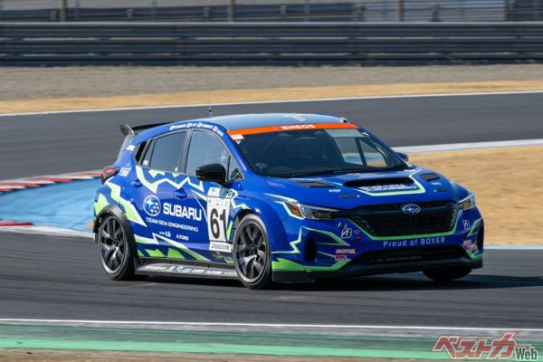 アップライトやロアアームを新設計し、ストラットマウントを外に出しことで100mmワイドになり、コーナーリングスピードも昨年のハイパフォXよりも速くなった