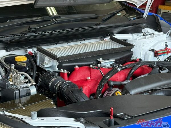 2.4Lターボはベースの275psから364psまでパワーアップ。空気の流れを改善するインマニに注目