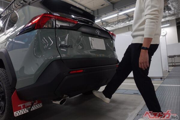 RAV4(2019~2025)用の後付けハンズフリーパワーバックドア。足をリアバンパー下にかざすだけでバックドアを開けることができる。価格は税込み。部品代、取り付け費、保証含め3万3000円