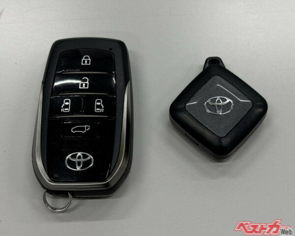 左が純正スマートキー、右がセキュリティシステムプレミアムのキー。ポケットに入れても嵩張らないのが特徴