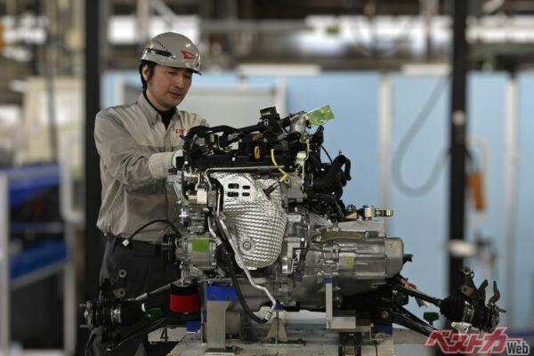 エンジンの換装や5MT化などは大阪府池田市のダイハツ本社工場で手作業で行われる「ワークス」仕立てがオーナーにはうれしい