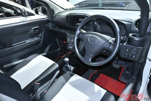 インパネシフトのCVTに代わってフロア式の5MTとなる。マニュアルエアコンやパワーウィンドゥは標準装備（写真はオートサロンのもの）