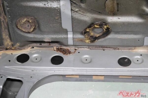 R32の持病であるジャッキアップポイントのサビ。もちろんこれも綺麗に修復する