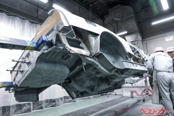 いわゆる”串刺し”になったR32。これでボディを四方から確認できる