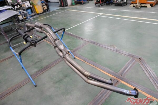 R32にNE-1を装備しているオーナー像。しかもチタンだからすんごくお値段が張るモデルだ（欲しかったなぁ）