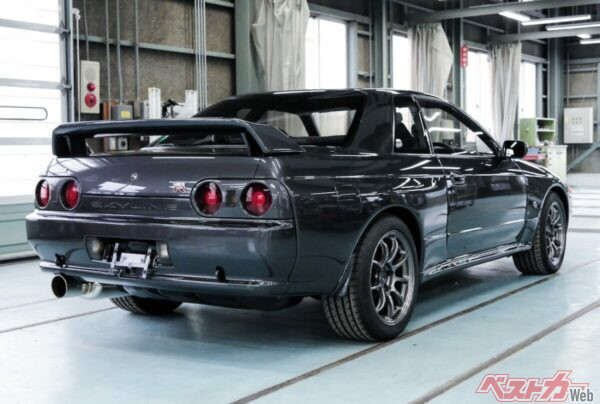 デモカーは越智さんのセンスによるもの。エンケイのホイールに17インチタイヤ。闇雲に265/35R18にしないあたりに「わかっている人」という安心感が見えた