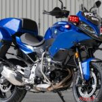 大阪府警「青バイ」にBMW・F900XR採用開始！ CB400SFに代わってひったくり&街頭犯罪防止に従事へ