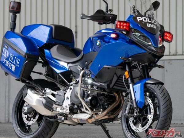 大阪府警「青バイ」にBMW・F900XR採用開始！ CB400SFに代わってひったくり&街頭犯罪防止に従事へ