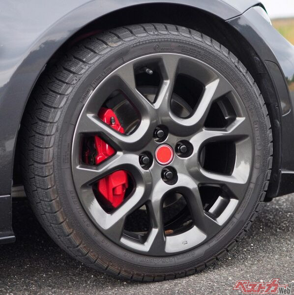 スタッドレスを春のドライ路面で使い続けることは、摩耗を早く進めてしまうことに（PHOTO：Adobe Stock_兼佑 山本）