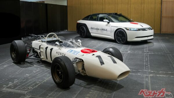 伝説のF1マシン「RA272（手前）」と共通モチーフのラッピングをしたアフィーラ。まさか2026年がホンダF1にもアフィーラにも厳しい話になるとは
