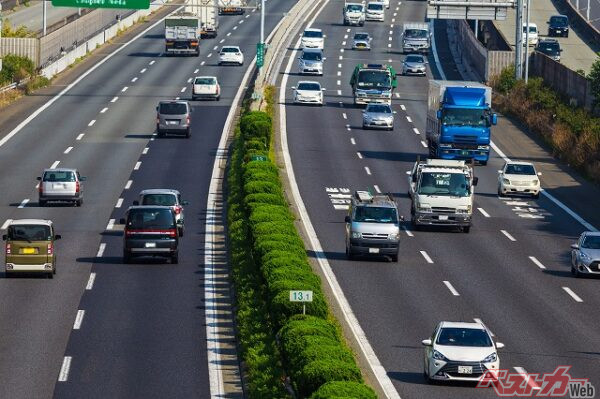 通勤パスを登録すると、その月はNEXCO高速道路で実施されている「平日朝夕割引」のポイント還元が受けられなくなる点には注意が必要(PHOTO:Adobe Stock_beeboys)