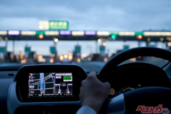 最大の特徴は、利用時間帯の制限がないこと。深夜や昼間でも対象となるため、交代勤務や残業が多い人でも利用しやすい(PHOTO:Adobe Stock_Paylessimages)