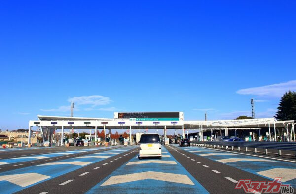 登録した指定区間を利用可能額まで定額で利用できる「通勤パス」。最大50%相当の割引となるケースもあり、高速通勤ユーザーにとっては大きな節約につながる可能性がある(PHOTO:Adobe Stock_takadahirohito)