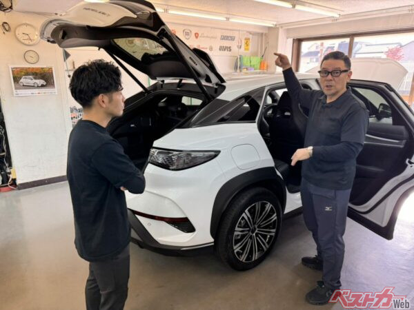 ポリッシュファクトリーの創業者で会長の及川勝一さん（右）と息子で社長の及川慧竜（える）さん（左）が厳しくチェック