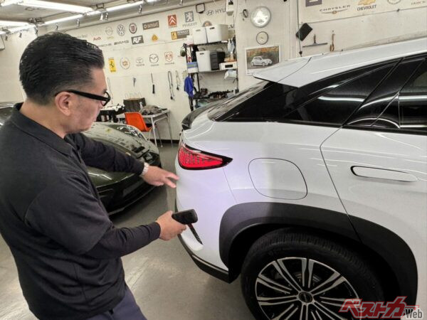 及川さんがライトを当ててシーライオン7の塗装状態をつぶさに見ていく