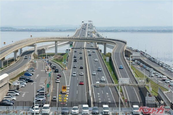 アクアラインの渋滞で羽田空港へ行く人が影響を受けそう（jyapa@Adobestock）