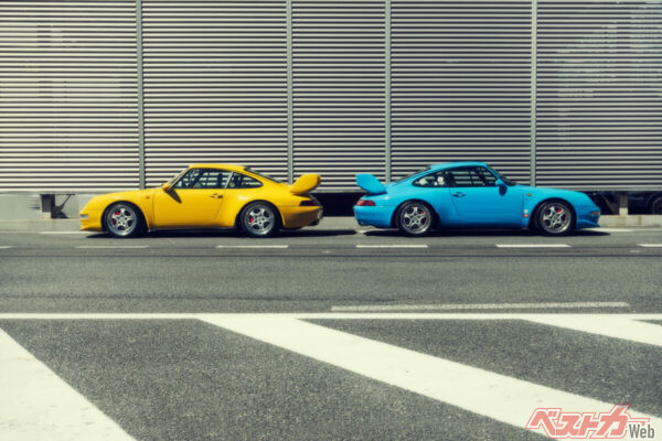 お尻合わせに展示された2台の993型911